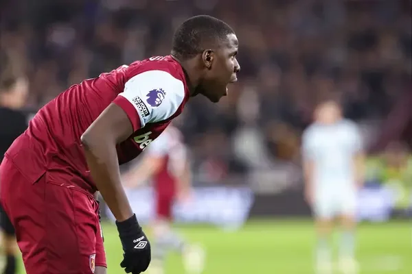 ‘Needs To Be Dropped’ ‘Literally Can’t Move’ Fans Want West Ham Talisman Benched After Arsenal Debacle