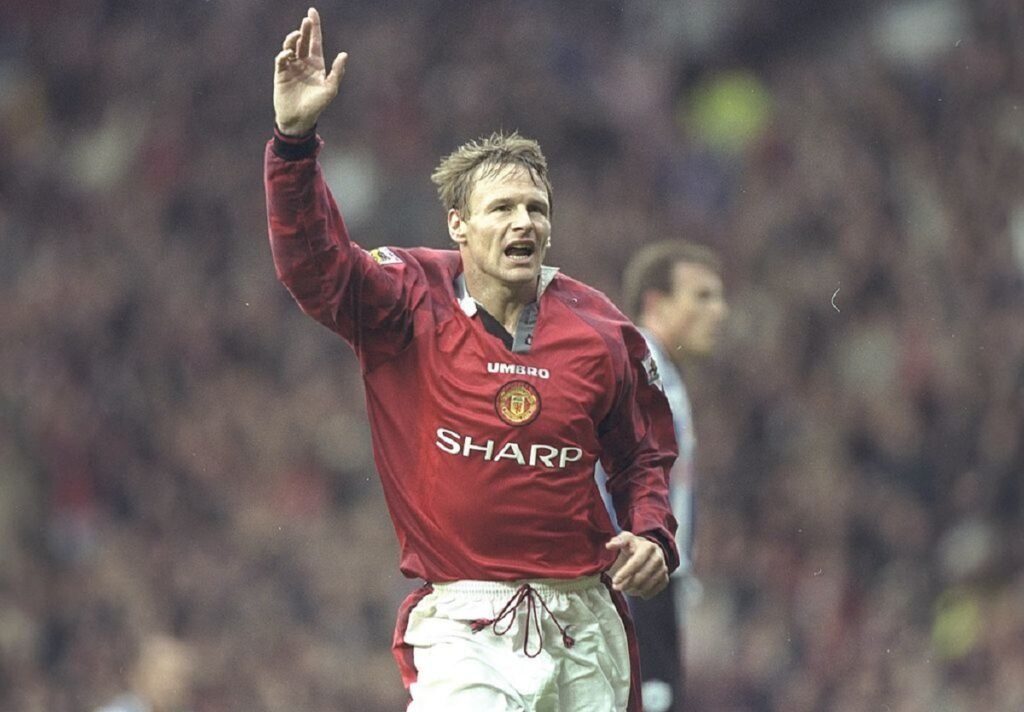 Teddy Sheringham playing for Manchester United.