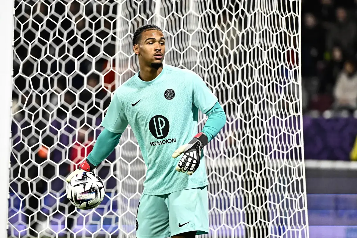 West Ham Target 20 y/o Goalkeeper As Club Step Up Plans To Replace Areola