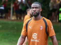 West Ham Line Up Surprise Move For Ex-Chelsea Defender Who Is "Keen On A Return To London"
